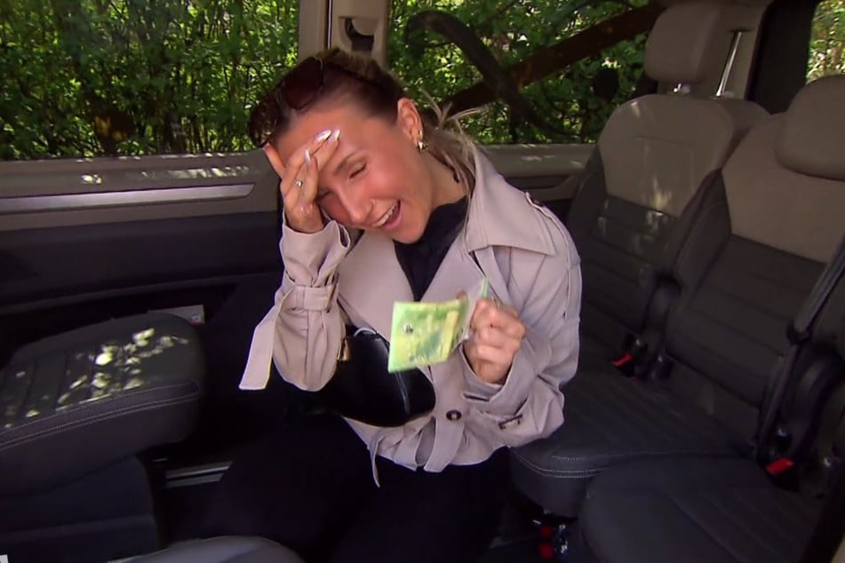 Im Auto hat Lina schließlich den verlorenen Geldschein wiedergefunden.