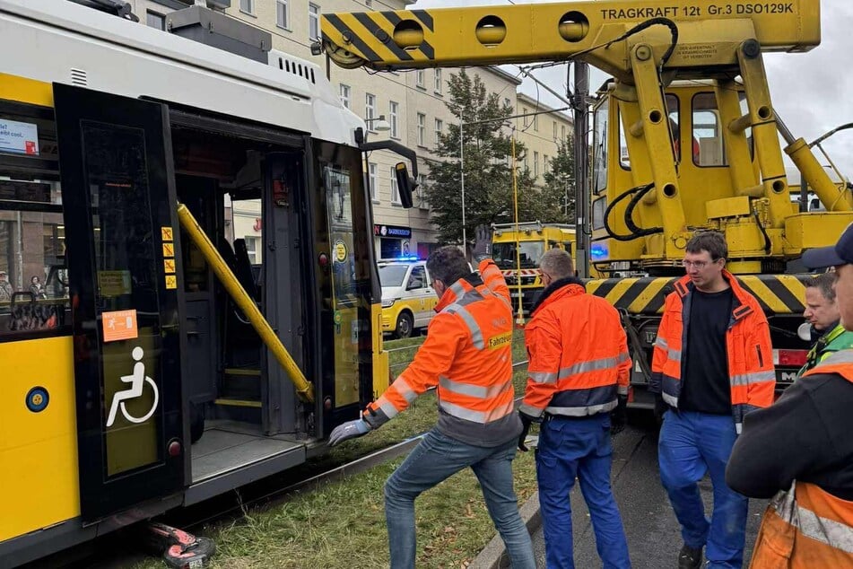 Jugendlicher auf E-Scooter in Weißensee von Tram angefahren und mitgeschleift