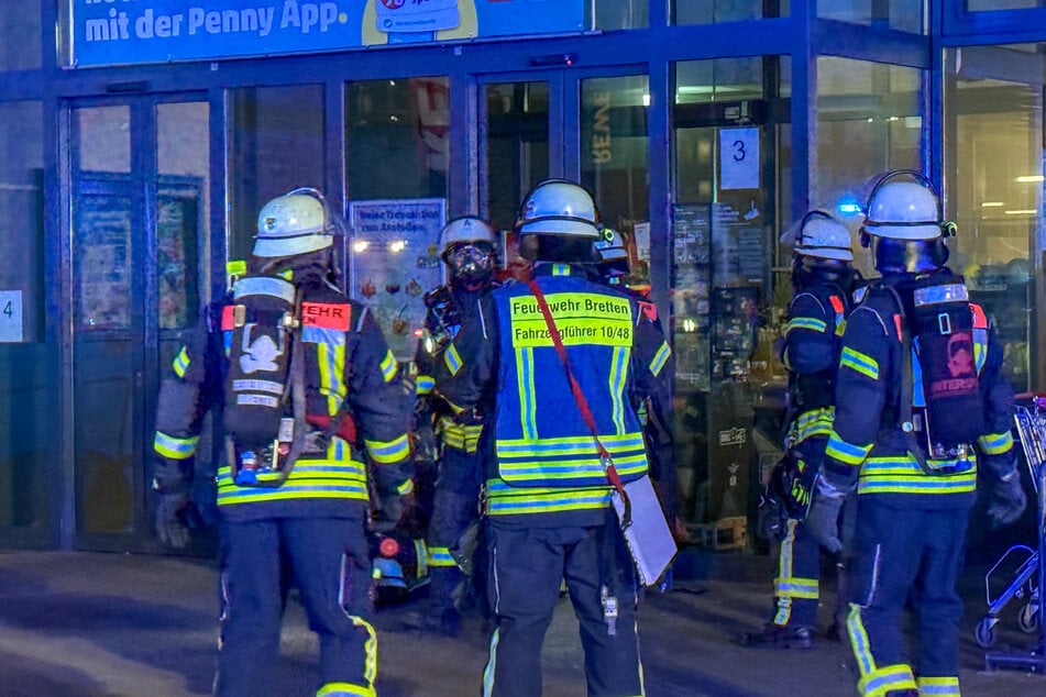 Die Feuerwehr rückte in der Nacht zu Samstag mit zahlreichen Kräften zum Kraichgau-Center in Bretten aus.