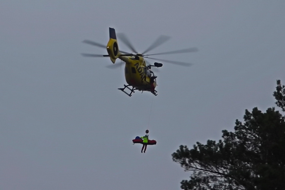 Der Verletzte wird per Hubschrauber aus dem Tal geflogen.