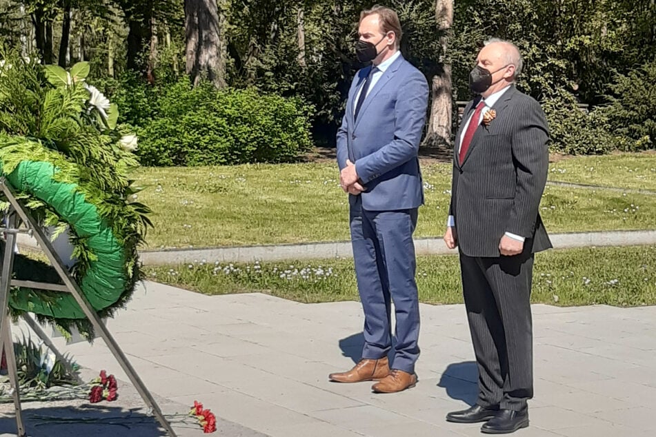 Leipzigs Oberbürgermeister Burkhard Jung (63, SPD, l.) und der Generalkonsul der Russischen Föderation in Leipzig, Andrey Y. Dronov, legten am Ehrenmal für die militärischen und zivilen Gefallenen des Zweiten Weltkrieges aus der ehemaligen Sowjetunion Kränze nieder.