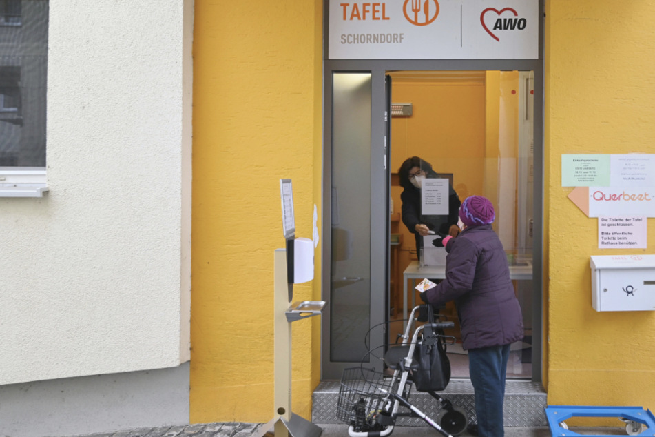 Eine Besucherin der Tafel Schorndorf holt am provisorischen Schalter der Tafel einen Einkaufsgutschein ab.