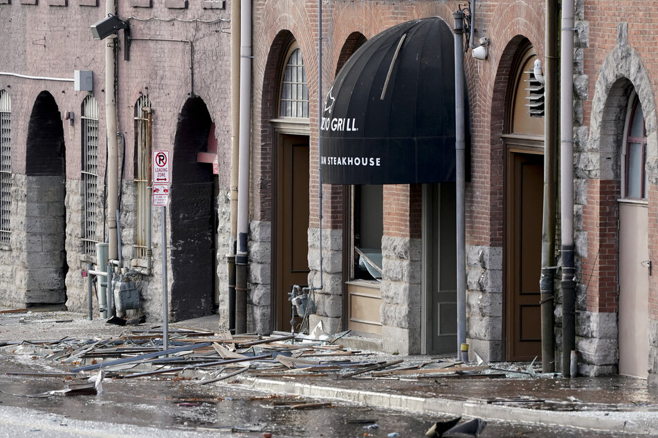 Trümmer liegen vor einem Restaurant am Ort einer heftigen Explosion in der Innenstadt.