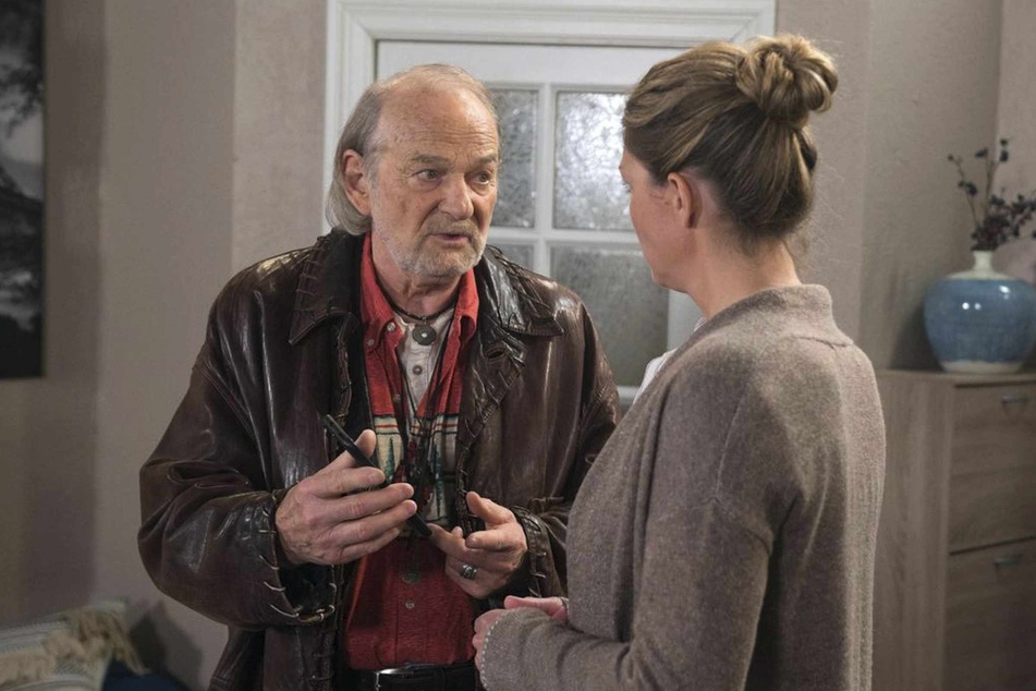 Hannes (Claus Dieter Clausnitzer, 83) bittet Britta (Jelena Mitschke, 44), ihn krankzuschreiben, weil er Angst davor hat, Johanna (Brigitte Antonius, 89) eine Absage zu erteilen.