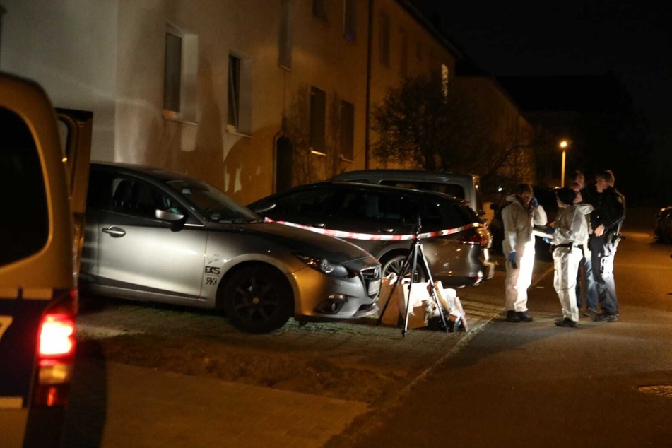 Die Tatortgruppe der Kripo ist am Haus eingetroffen. Die ganze Nacht über wurden im und vor dem Gebäude Spuren gesichert.