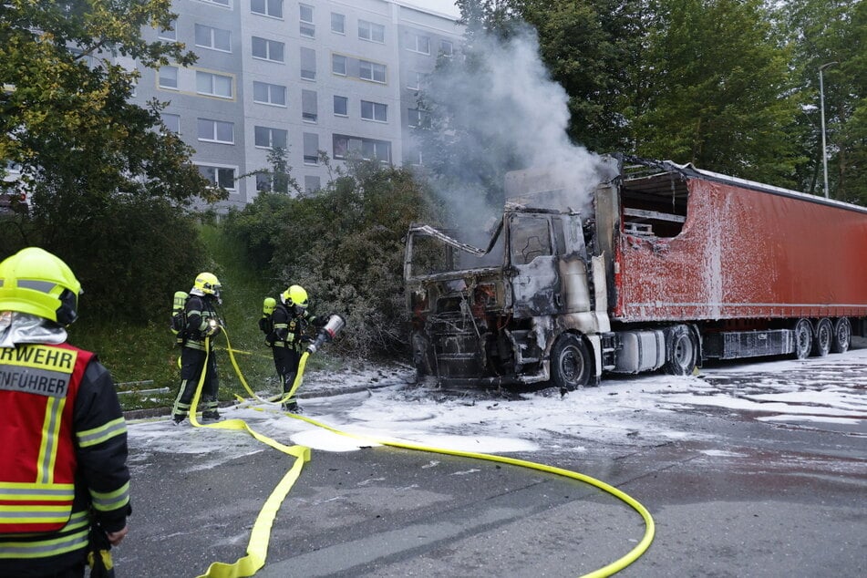 Flammen und Rauch in den frühen Morgenstunden: In Chemnitz brannte ein Laster lichterloh. Die Feuerwehr kämpfte mit Löschschaum gegen die Flammen.