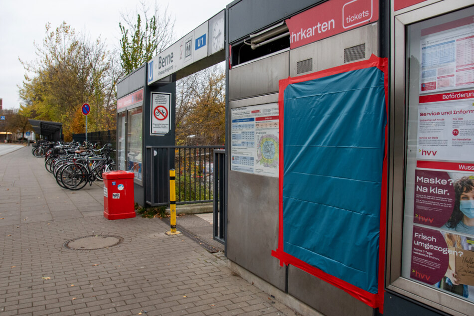 Mittlerweile wurde der zerstörte Fahrkartenautomat in Hamburg-Berne bereits ausgetauscht.
