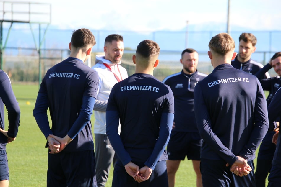 Von der Sonne in die Kälte: Am Dienstag fliegt der CFC um Trainer Benjamin Duda (37) zurück in die Heimat.