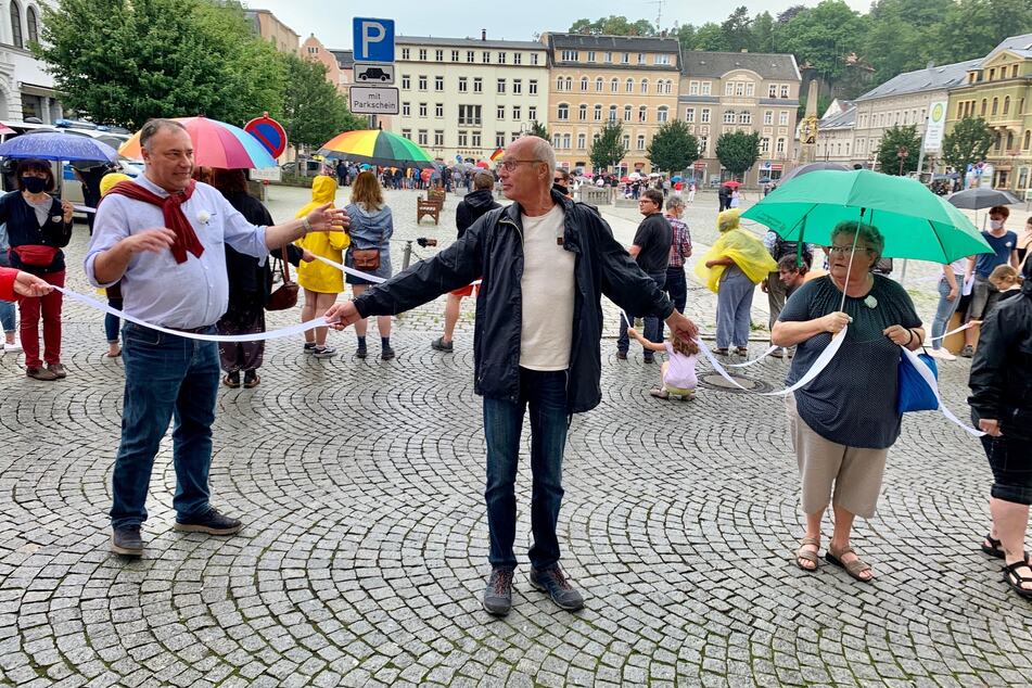 Die Gegner der Kundgebung bildeten eine Menschenkette - natürlich mit Abstand.