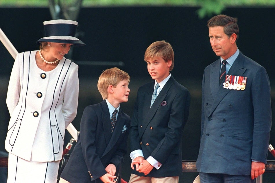 Ein Familienfoto aus dem Jahr 1995: Prinzessin Diana (damals 34, v.l.) mit ihren Söhnen Harry (damals 10) und William (damals 13) sowie ihrem Ehemann, dem heutigen König Charles (damals 46). (Archivfoto)