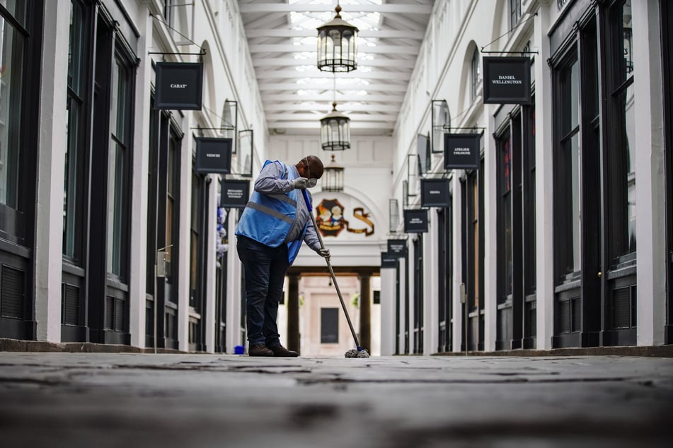Ein Arbeiter putzt im Covent Garden in London. Großbritannien steht Experten zufolge in diesem Jahr ein erheblicher Anstieg der Arbeitslosigkeit infolge der Corona-Krise bevor.