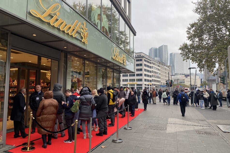 Vor dem Lindt-Store in der Frankfurter Kaiserstraße gab es einen riesigen "Run" auf die eigens kreierte Dubai-Schokolade.