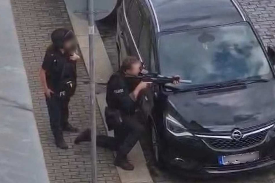 Ein Polizeibeamter nimmt den Täter von der Menageriestraße aus ins Visier.