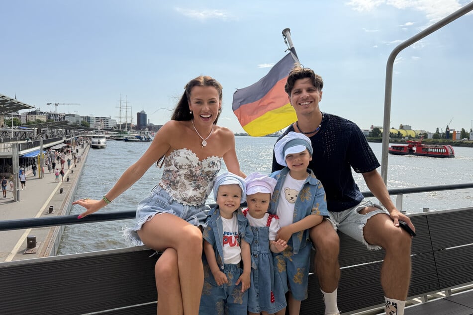 Gemeinsam mit ihren Kindern unternahmen die "Let's Dance"-Profis Alexandru Ionel (31) und seine Frau Patricija (31) am Mittwoch eine Hafenrundfahrt in Hamburg.