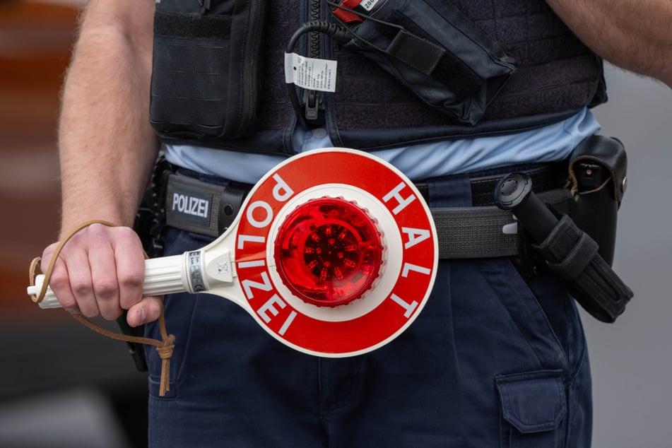 Polizisten hielten einen Transporter in Niederbayern an. (Symbolfoto)