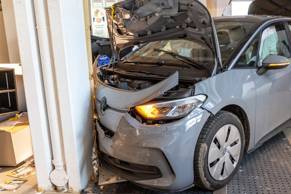 VW kracht ungebremst in Laden: Fahrer (90) verletzt in Klinik
