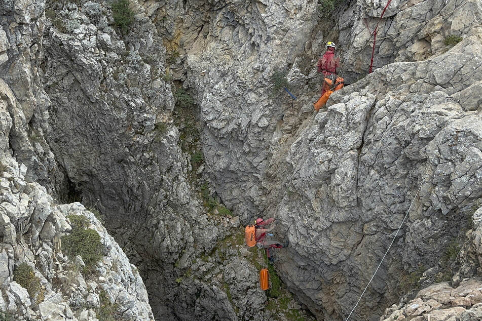 Die Morca-Höhle in der Südtürkei ist die dritttiefste im Land. Etliche Helfer sind an der Rettungsaktion beteiligt.