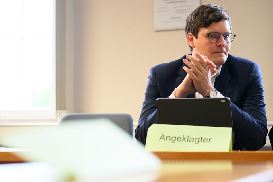 Kultusminister Conrad Clemens (43, CDU) muss sich derzeit wegen eines verbotenen Kraftfahrzeugrennens vor Gericht verantworten.
