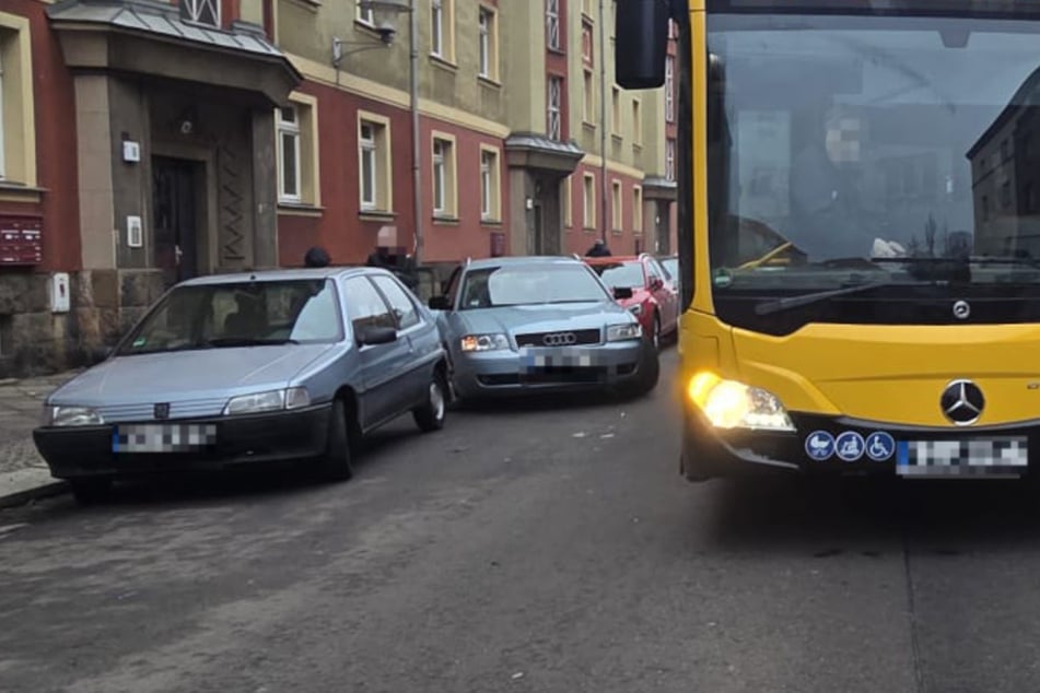 Öffi-Unfall in Trachau: Bus streift Auto, Kind verletzt
