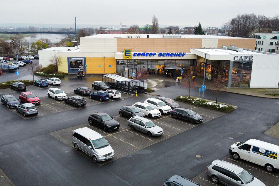 Auf der Hamburger Straße 88 findet Ihr das E Center Scheller. Parkplätze sind ausreichend vorhanden.