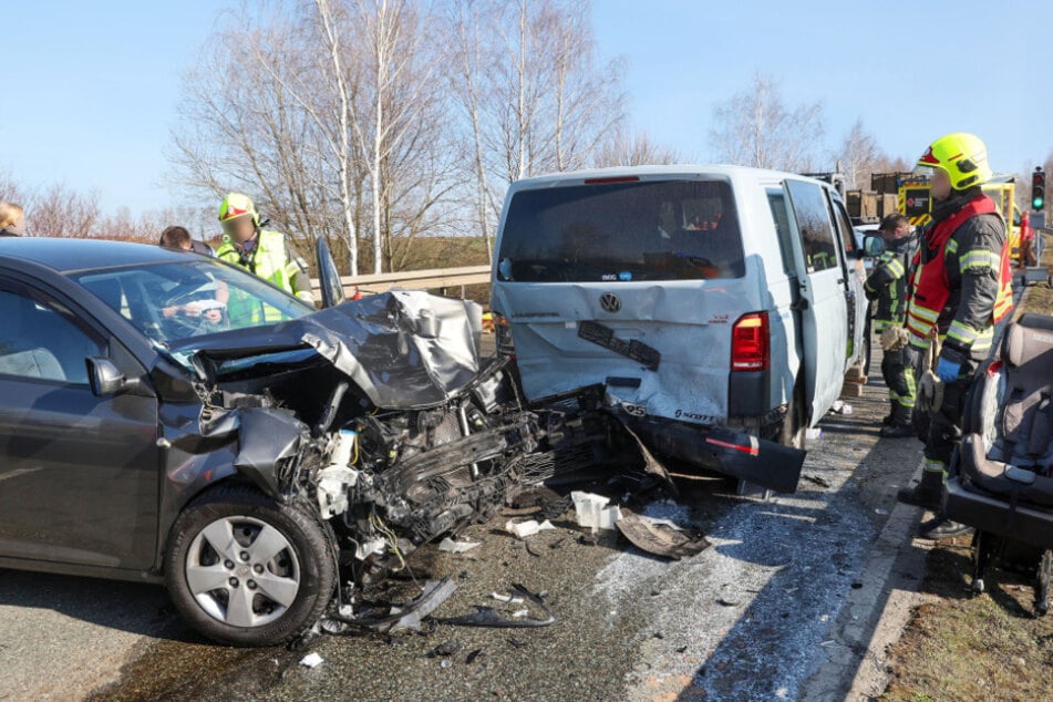 Drei der vier beteiligten Fahrzeuge mussten abgeschleppt werden.