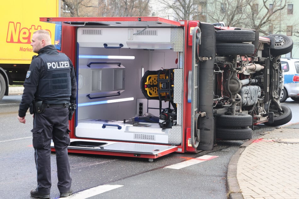Unfall unter Blaulicht: Audi kracht auf Kreuzung mit Rettungswagen zusammen