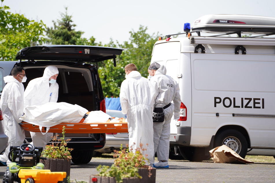 Ermittler der Polizei arbeiten nach dem brutalen Tötungsdelikt am Tatort im nordrhein-westfälischen Kalletal-Stemmen.