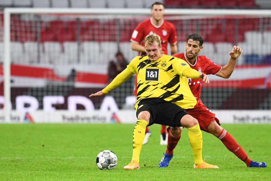 Julian Brandt (24, l.) im Zweikampf mit Bayern-Spieler Javi Martinez (32, r.).