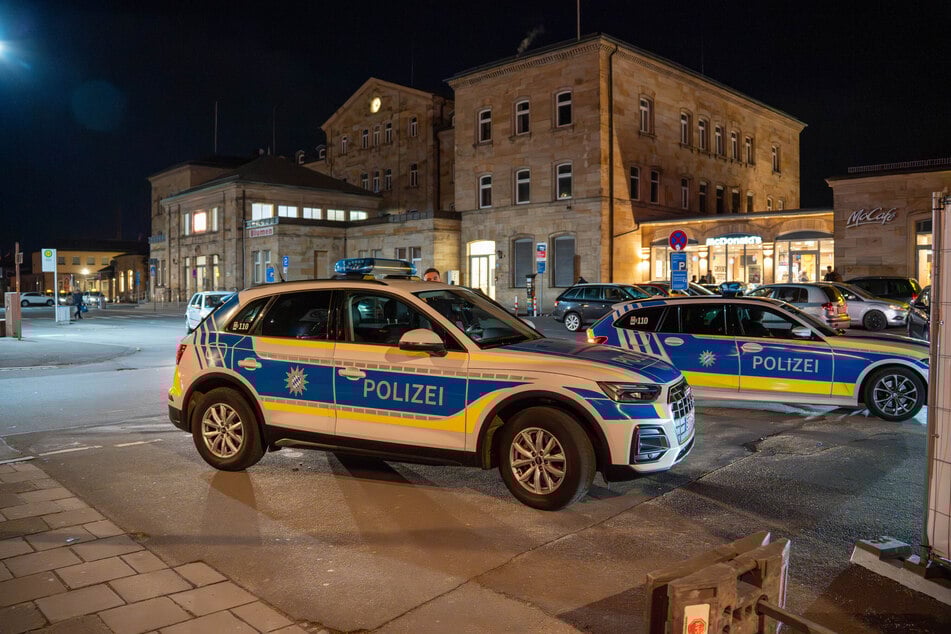 Nach der Meldung über einen Bewaffneten wurden Züge von den Beamten durchsucht.