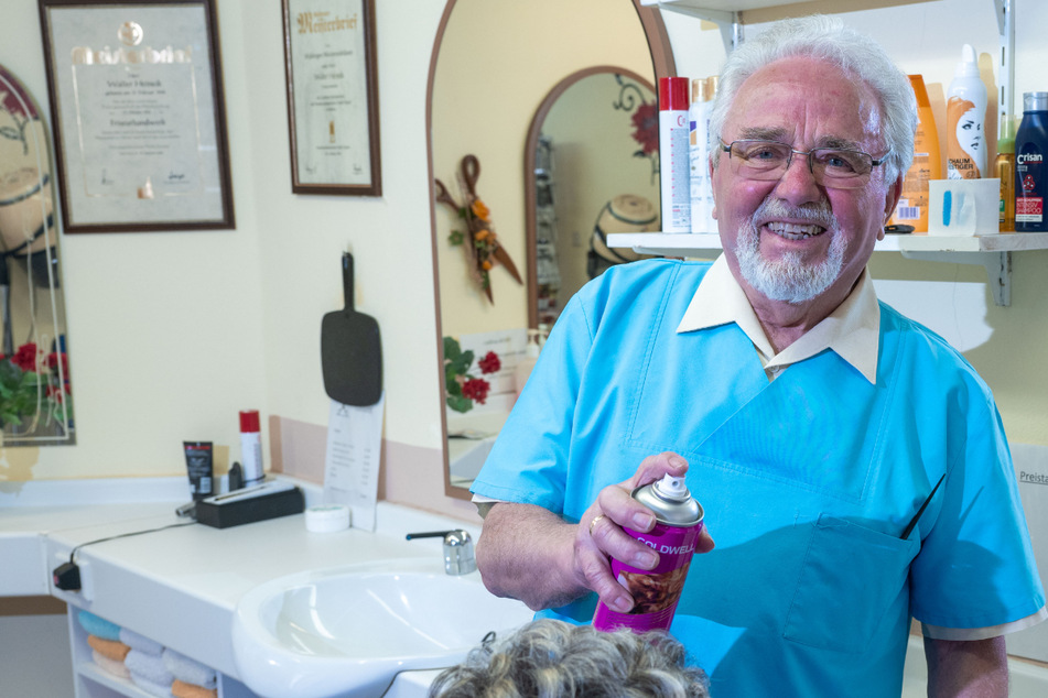 Mit 81 steht Walther noch im Laden: Friseur-Meister liebt seinen Beruf seit mehr als 60 Jahren