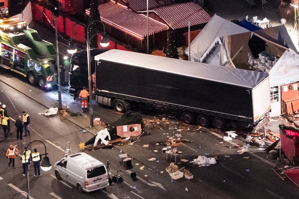 Eine Schneise der Verwüstung ist auf dem Weihnachtsmarkt am Breitscheidplatz in Berlin zu sehen, nachdem am 20. Dezember 2016 ein Attentäter mit einem Lastwagen auf den Platz gerast war.