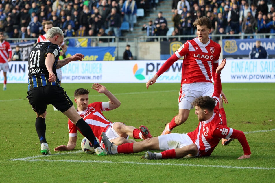 Saarbrücken macht nach 54 Minuten durch Pick (v.) sein erstes Tor, Energie und Campulka (am Boden) haben sich den Ausgleich selbst zuzuschreiben.