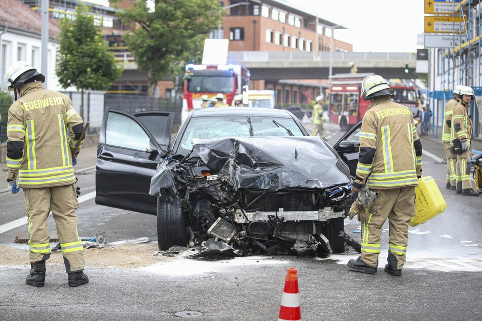 Die Feuerwehr sicherte den Unfallwagen.