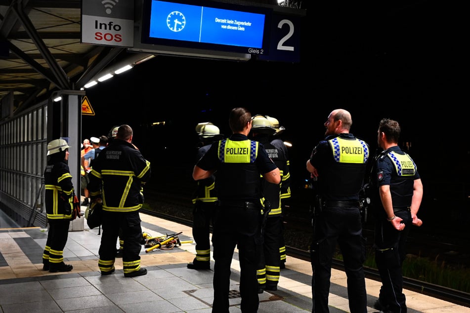 Am Freitag waren gleich drei Kabelschächte an Bahnstrecken in Hamburg in Brand gesetzt worden. Jetzt ermittelt der Generalbundesanwalt.