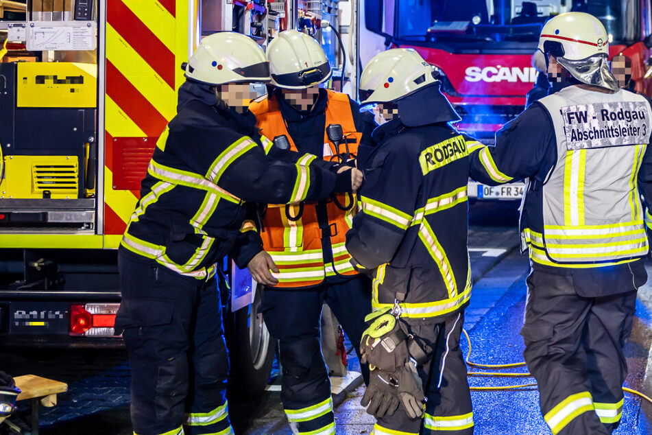 Scheunenbrand in Rodgau-Dudenhofen: Die Feuerwehr sprach von rund 150 Einsatzkräften, die Polizei von etwa 120 Kräften.