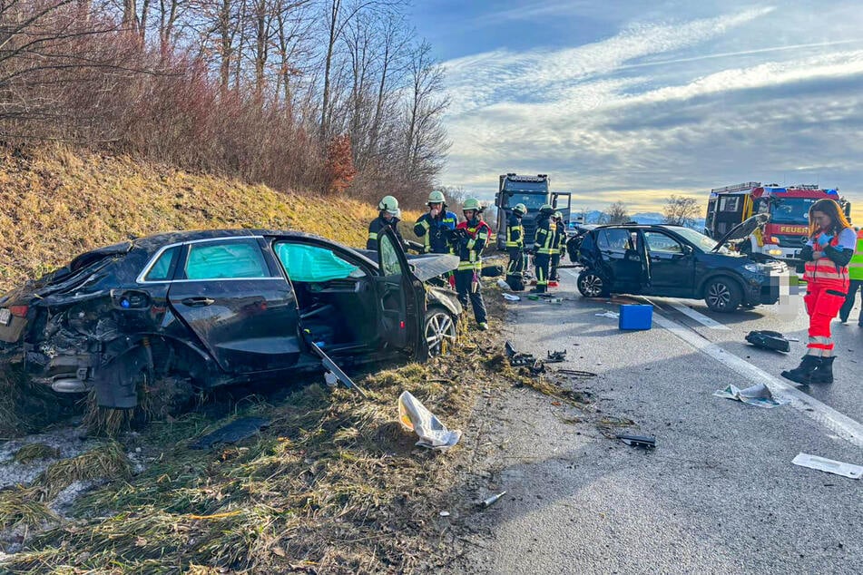 Die Einsatzkräfte mussten die 73-jährige Fahrerin aus ihrem Auto befreien.