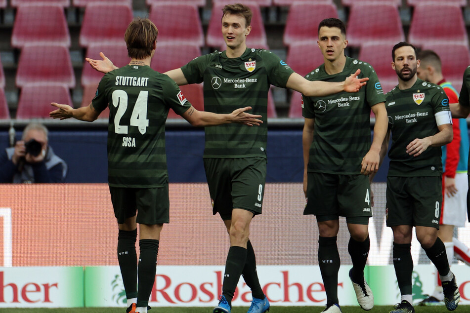 Sie feiern wohl bald gemeinsam den Klassenerhalt des VfB Stuttgart (l.-r.): Borna Sosa (23), Sasa Kalajdzic (23), Marc Oliver Kempf (26) und Gonzalo Castro (33).