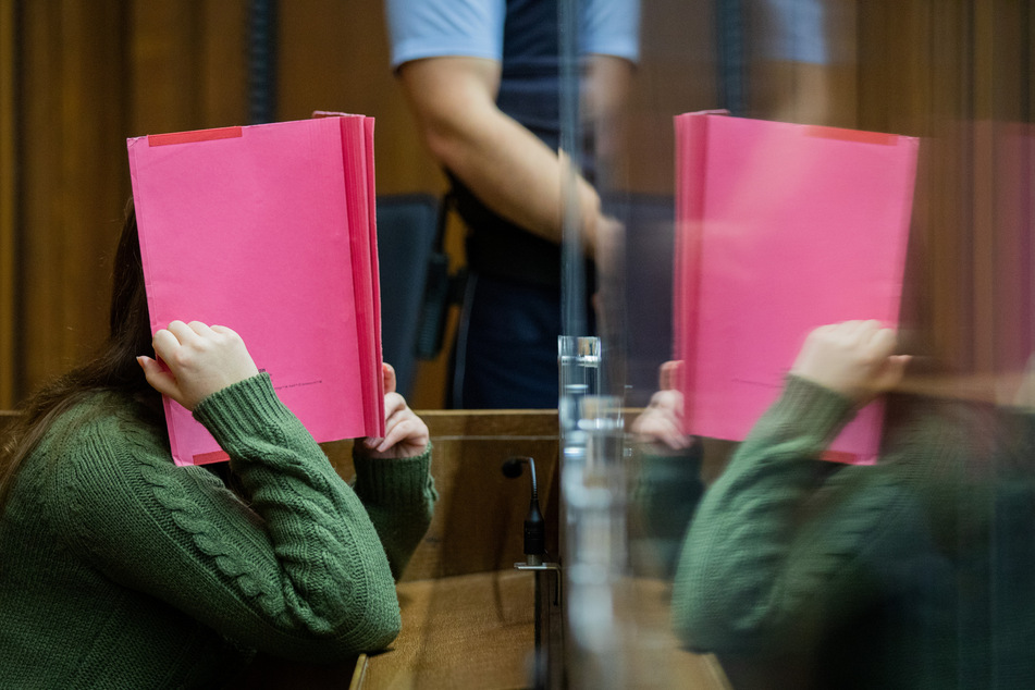 Die Angeklagte sitzt in einem Gerichtssaal des Landgerichts. Im Mordfall Greta (3) hat der Prozess gegen eine Kita-Erzieherin begonnen.