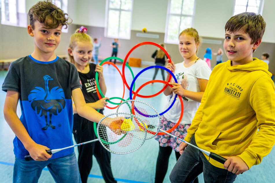 Louis (v.l.), Lina, Johanna und Ben von der Grundschule Ebersdorf sporteln regelmäßig mit dem Streetsport-Team.