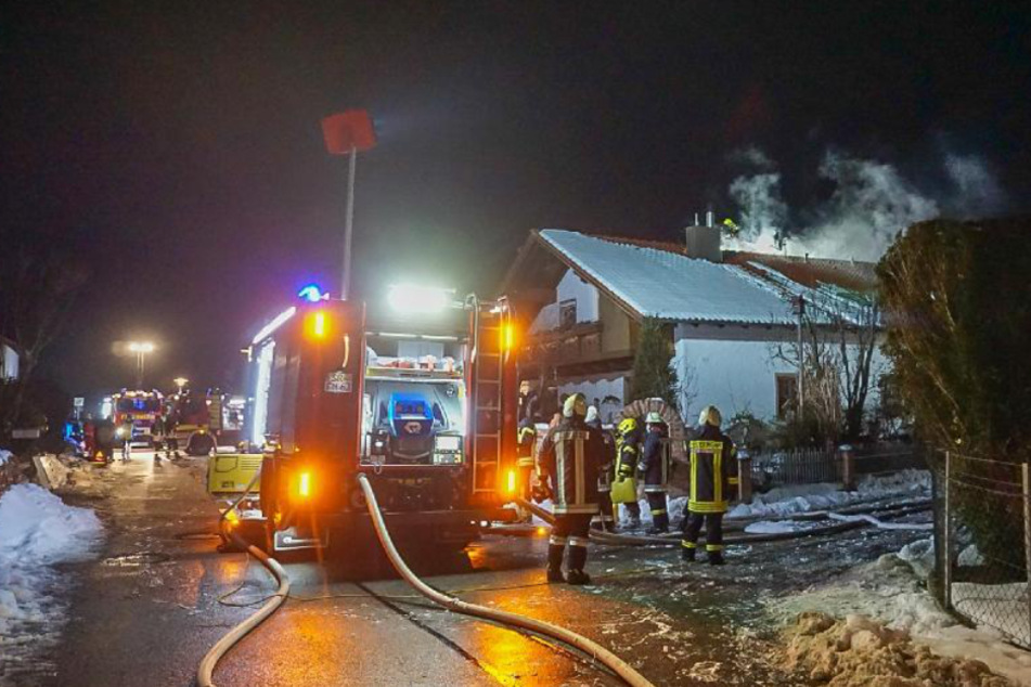 Zahlreiche Einsatzkräfte stehen am Brandort in Mariaposching.