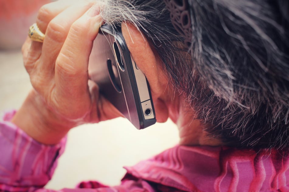 Die Seniorin hörte leider nicht auf ihr ungutes Gefühl und ließ sich auf die falschen Polizisten ein. (Symbolbild)