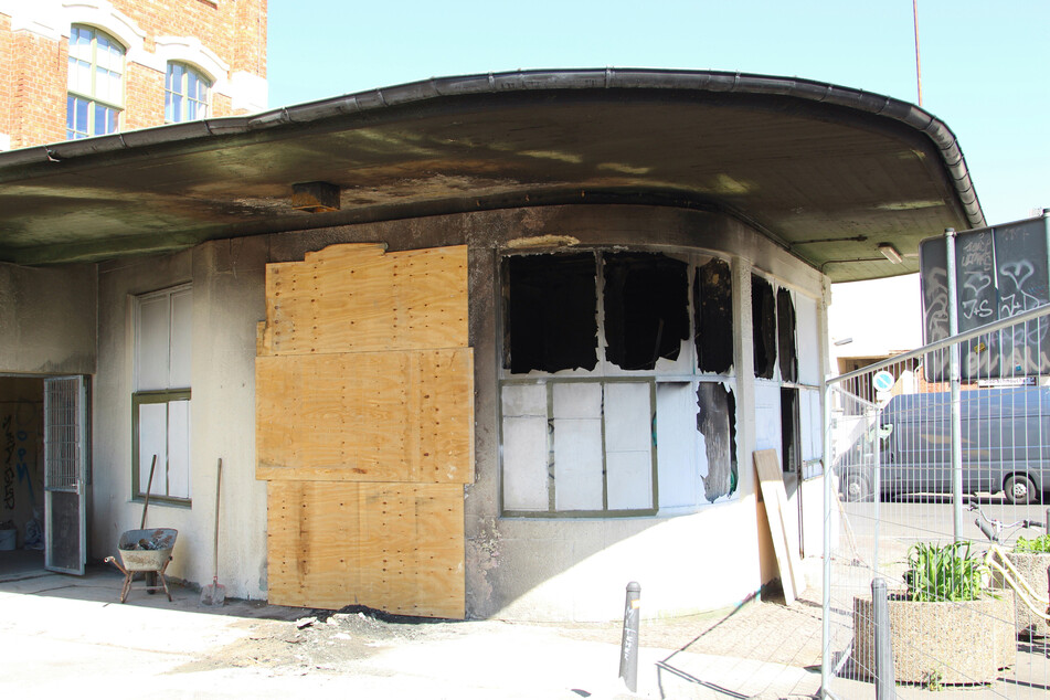 Verkohlte Fassade, gesprungene Scheiben - vom Dixi-Klo, das vor dem Gebäude stand, blieb nichts mehr übrig.