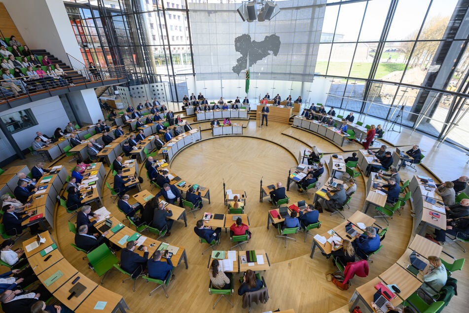 Bei der Erstattung des Millionenbetrags aus Mindereinnahmen für die sächsischen Städte und Gemeinden ist der Landtag am Zug. Die Abgeordneten müssen die Zahlungen absegnen. Dafür ist ein Änderungsantrag zum Haushaltsentwurf erforderlich. Den wird nach ersten Ankündigungen wohl die Koalitionsregierung einbringen.