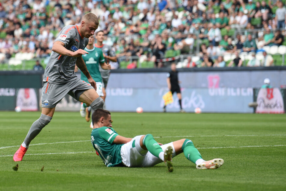 Bremens Verteidiger Marco Friedl (unten) hat hier ganz klar das Nachsehen gegen Angreifer Felix Platte.