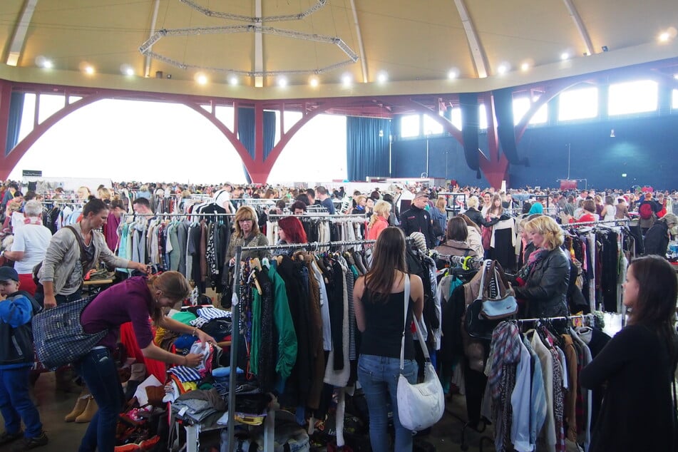 Auf dem Ladyfashion Flohmarkt gibt es Klamotten im Überfluss.