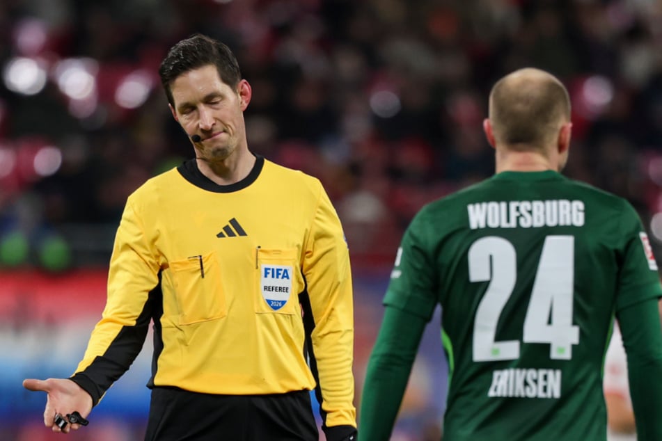 Dr. Matthias Jöllenbeck (39) pfeift das Duell zwischen dem BVB und dem HSV am Abend.