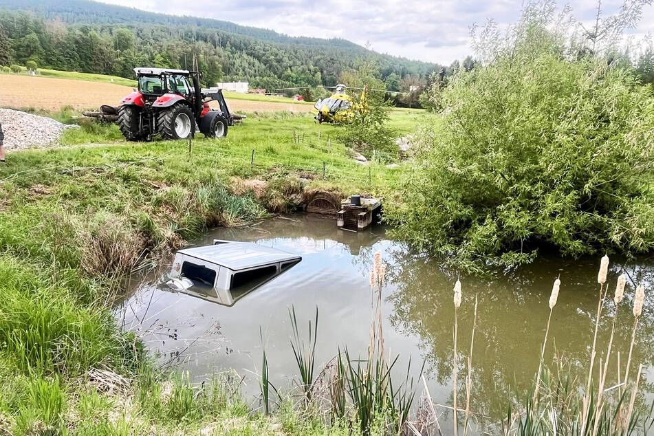 Die Mercedes G-Klasse tauchte im Teich fast komplett ab.