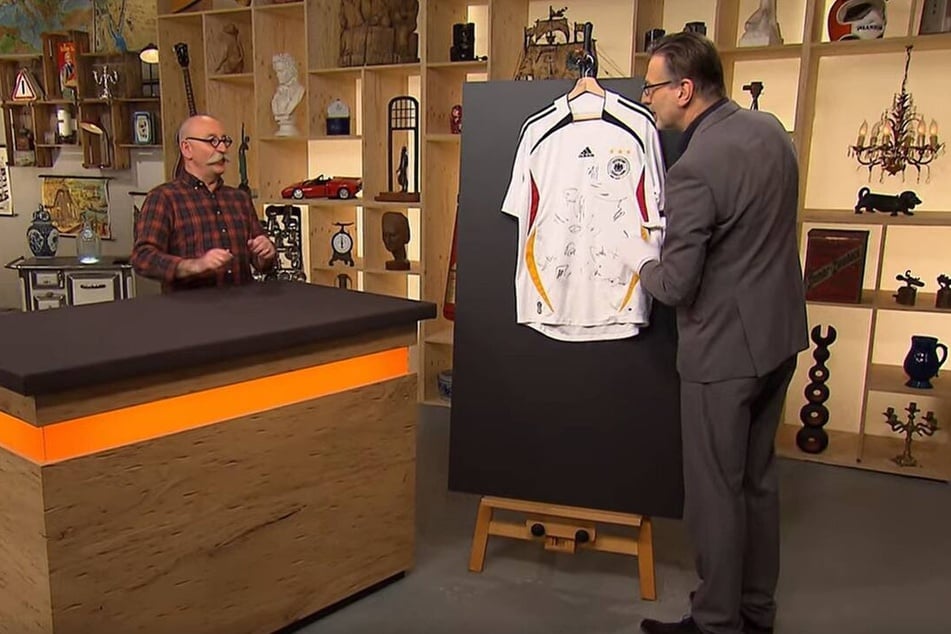 Das Shirt stammt von der Fußball-Weltmeisterschaft 2006 und es haben einige DFB-Spieler unterschrieben.