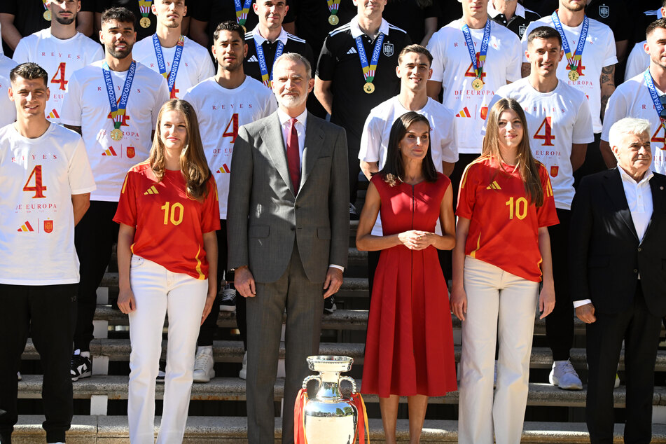 König Felipe (56) und Königin Letizia (51) haben gemeinsam mit ihren Töchtern, Prinzessin Sofia (17, rechts) und Leonor (18, links), die spanische Nationalmannschaft im Palast empfangen.