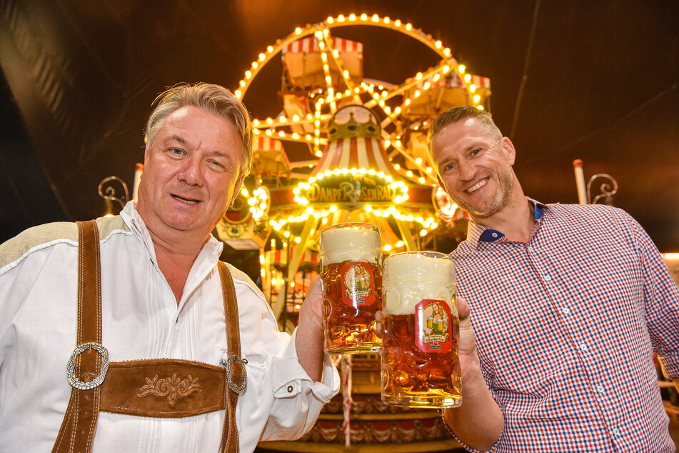 Sie können es kaum erwarten: Wiesenwirt Andreas Wünsche (58, l.) und Marketingchef Frank Haase (46) sind in großer Vorfreude aufs diesjährige Pichmännel-Oktoberfest.